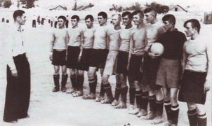 Футбольная команда из пересленцев балкарцев. Киргизия 1955 год